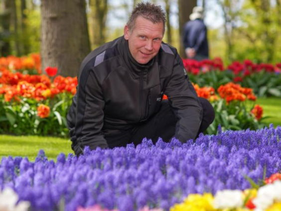 Dit doet tuinman Stefan Slobbe allemaal als de Keukenhof dicht is