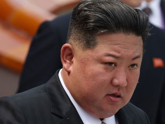 Opmerkelijke begroetingen en nieuwe wapensystemen getoond tijdens grootste militaire parade ooit in China