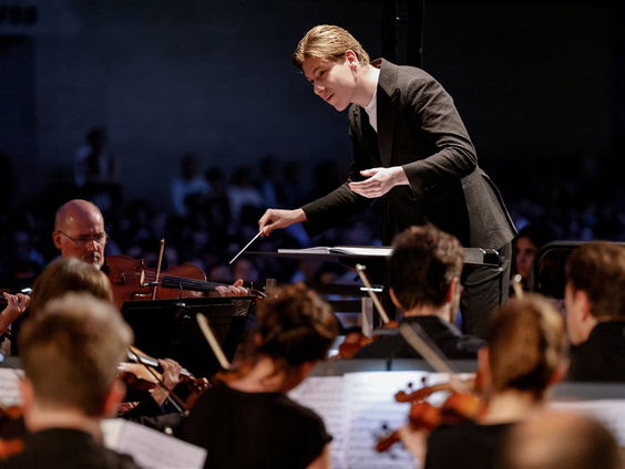 Klaus Mäkelä vertelt over KCO-tournee met werk van Goebaidoelina