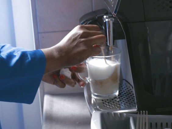 Wat zegt het moederbedrijf van Douwe Egberts over de koffieprijsoorlog met supermarkten?