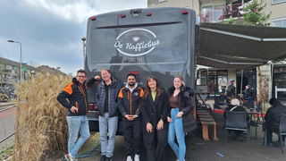 NLdoet: Anne in de koffiebus