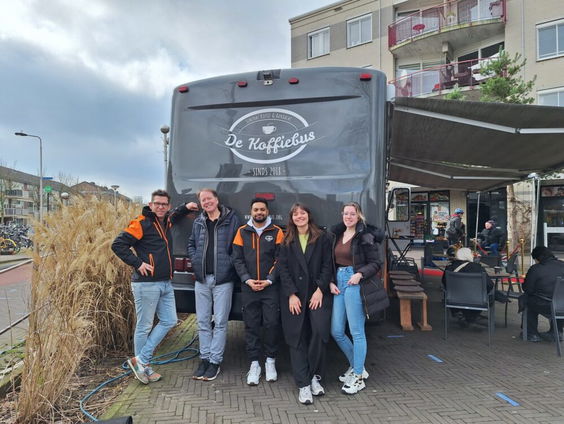 NLdoet: Anne in de koffiebus