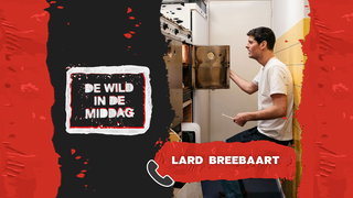 Lard Breebaart met zijn E-reader aanrader: ‘Kometen Brood: handboek zuurdesem’