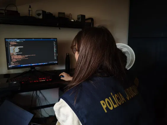 Amsterdam werkt samen met de FBI en Europol in offline halen grootste online platform criminelen, hoe zit dat?