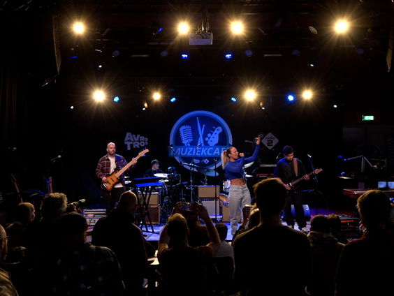 SERA - Head Held High | live in Muziekcafé