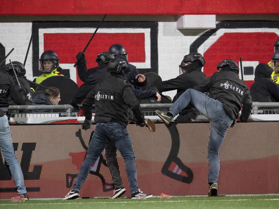 Gewelddadige confrontatie tussen voetbalhooligans in Nijverdal