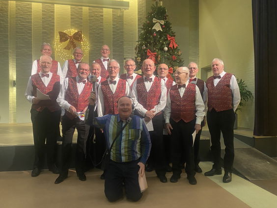 Bewoners van verzorgingshuis worden wakker gezongen met kerstliedjes