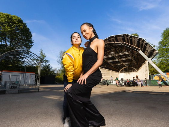 Het gesprek - Mariana Aparicio en June Yanez