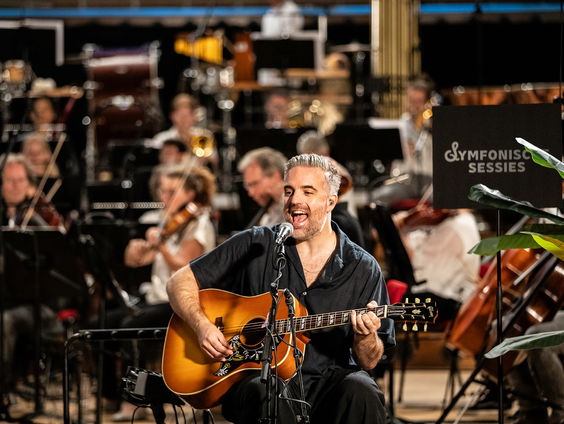 Kensington speelt Stay