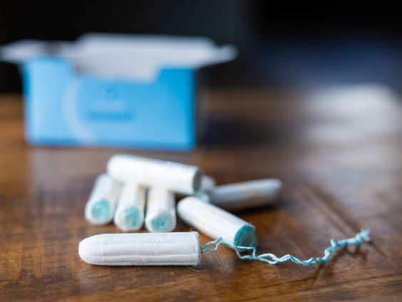 Stand.nl: Werkgevers moeten standaard menstruatieverlof aanbieden.