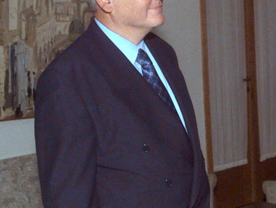 Terug naar Toen: Milošević wordt aangeklaagd voor oorlogsmisdaden