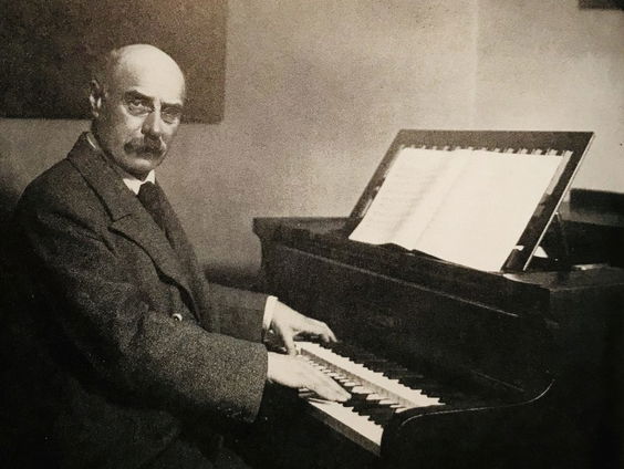 Wiekent Emánuel Moór?