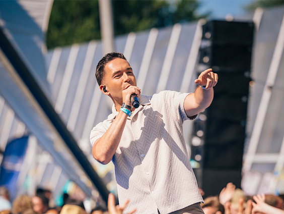 Raymon Hermans kondigt eerste eigen concert met live band aan