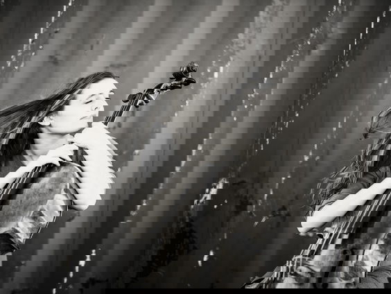 Cellist Nuala McKenna speelt een suite van Bach