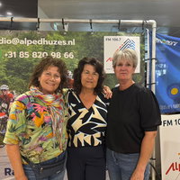 Drie vriendinnen doen vrijwilligerswerk