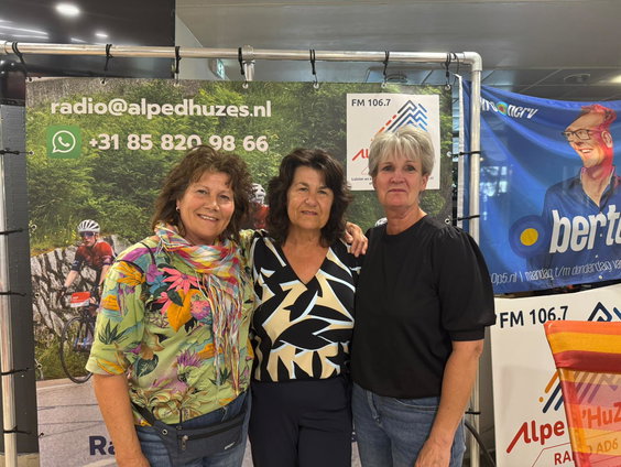 Drie vriendinnen doen vrijwilligerswerk