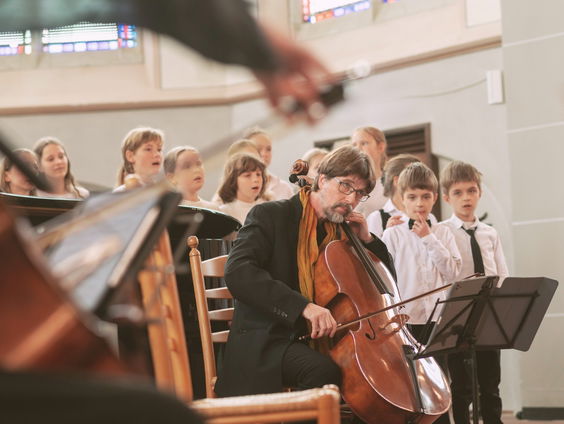 Kinderen zingen tijdens het Internationaal Cellofestival Zutphen