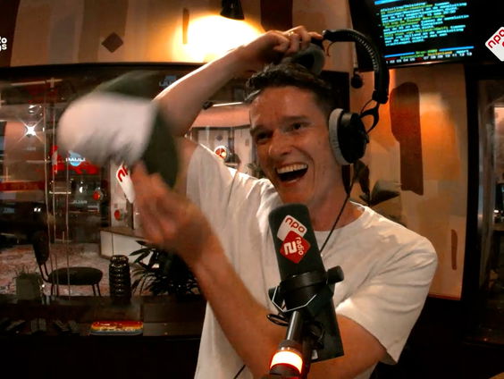 Paul heet Joeri welkom bij de camping-community