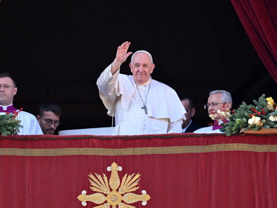 Bisschop Jan Hendriks, straatnieuwsverkoper Marc Nijholt en muzikant Aafke Romeijn over Paus Franciscus
