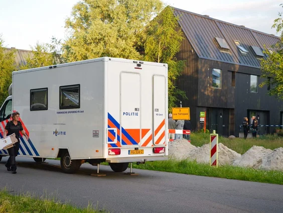 Tienerdochter vast na vondst dode ouders in Meerstad