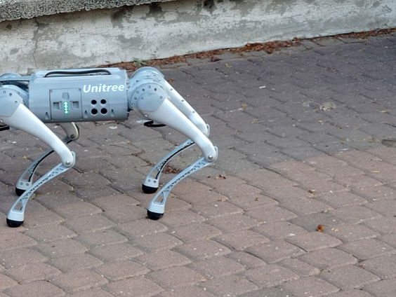 Onderzoeker Victor Sluiter werkt met robothonden die gaslekken kunnen opsporen