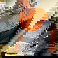 Ron Nonner brengt al ruim 50 jaar post en pakketjes rond in het land