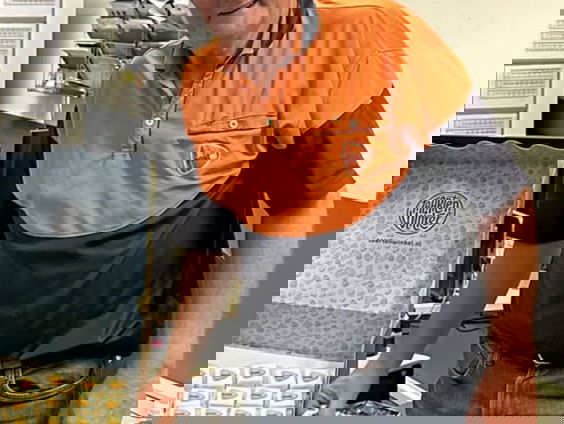 Ron Nonner brengt al ruim 50 jaar post en pakketjes rond in het land