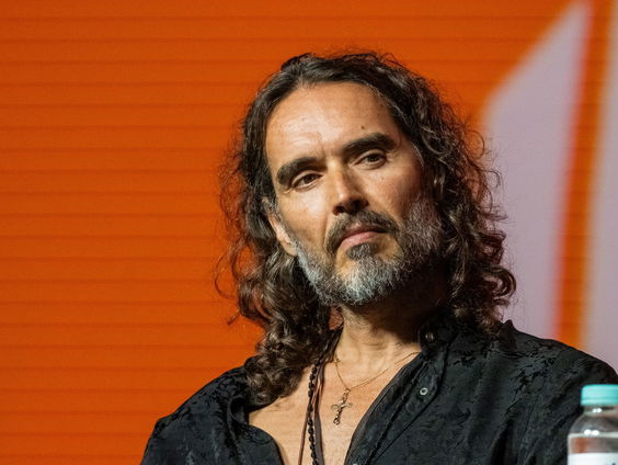 Britse cabaretier Russell Brand aangeklaagd voor verkrachting