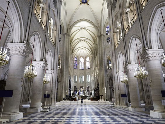 Notre Dame opent na grote brand