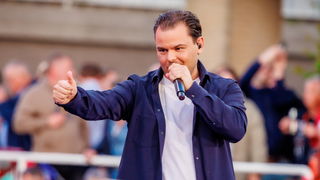 Donny Ponsen ontvangt platina award voor 'Drink rode wijn'