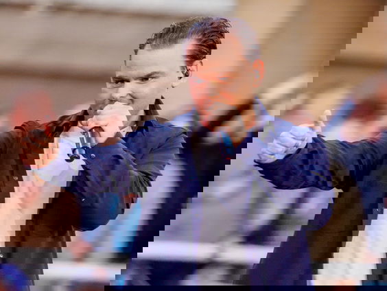 Donny Ponsen ontvangt platina award voor 'Drink rode wijn'