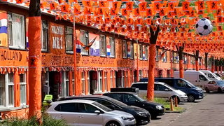In Den Haag maken ze zich al klaar voor het WK: De Oranjestraat leeft weer op