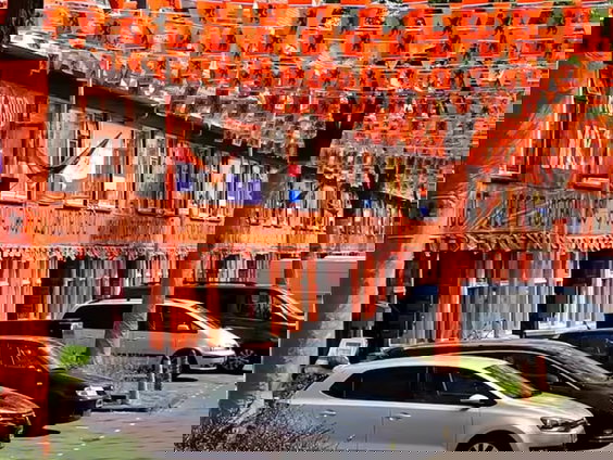 In Den Haag maken ze zich al klaar voor het WK: De Oranjestraat leeft weer op