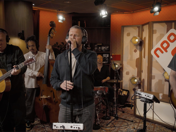 Racoons It's You Or Me begon met kippengeluiden