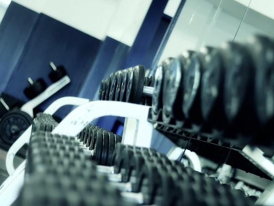 Roel (80) doet 100 pull-ups om zoon te eren