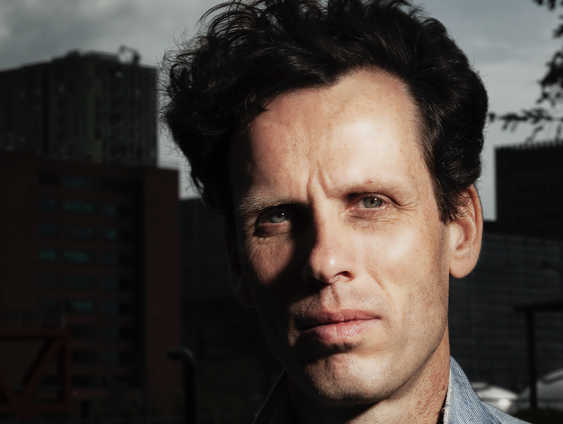 Dichter en schrijver Nyk de Vries vertelt over hoe hij minder mondig was dan leeftijdsgenoten