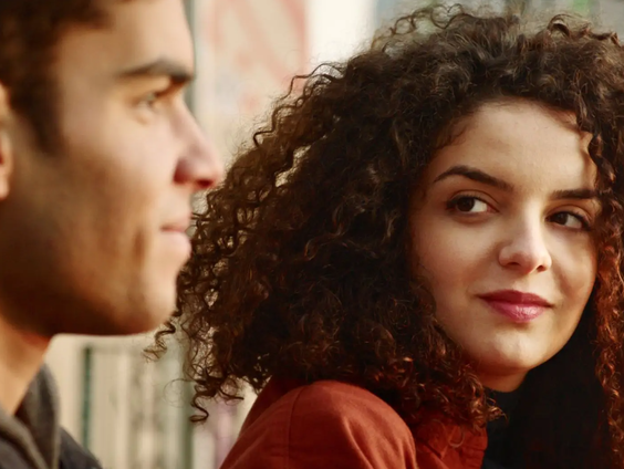 Seks en sterke vrouwen spatten van Tunesische witte doek