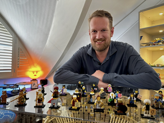 Geschiedenisleraar Daniel Ponsens LEGO-minifiguren staan in het Rijksmuseum van de Oudheden