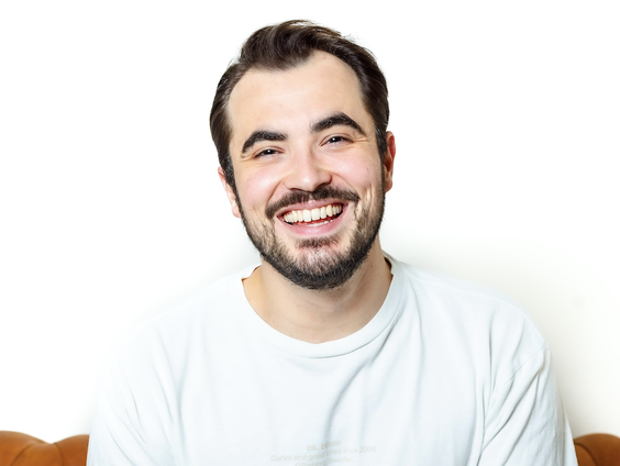 Acteur Milan van Waardenburg reflecteert op zijn musical carrière in nieuw boek