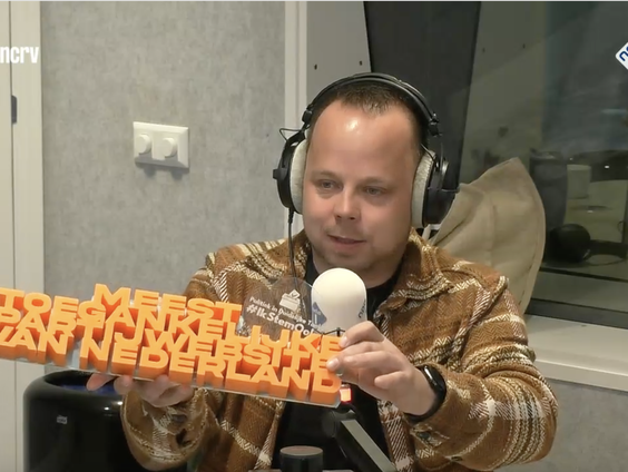 Duidelijketaalprijs 2025 naar SP en D66