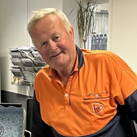 Ron Nonner brengt al ruim 50 jaar post en pakketjes rond in het land