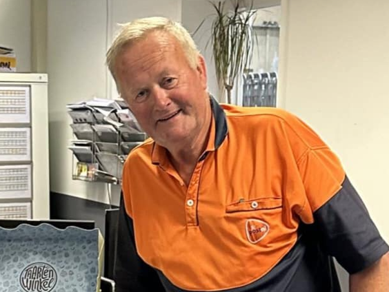 Ron Nonner brengt al ruim 50 jaar post en pakketjes rond in het land