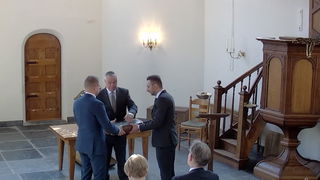 Eeuwenoude gestolen Statenbijbel na 30 jaar terug in Lage Vuursche