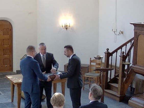 Eeuwenoude gestolen Statenbijbel na 30 jaar terug in Lage Vuursche