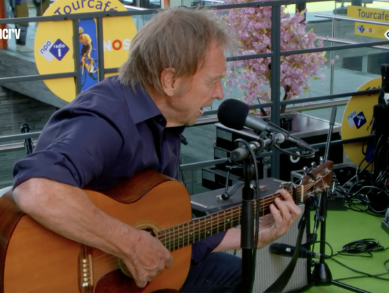 Alex Roeka live in het Tourcafé