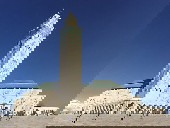 Als religie een grote rol speelt binnen je cultuur, hoe geef je dat dan vorm als niet-gelovige Marokkaan?