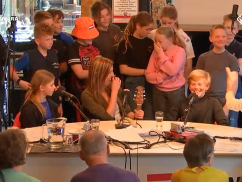 Leerlingen van OBS ’t Koppel mogen niet meer zingen voor de koning, maar zingen hier live