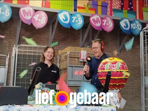 Bert geeft het startschot voor de derde KRO-NCRV-inpakploeg bij Stichting Jarige Job