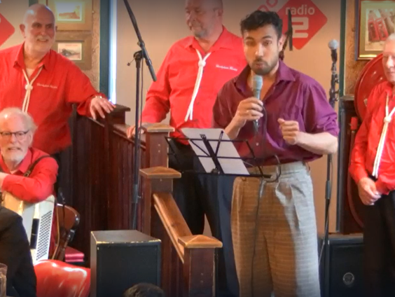 Het Spijkerlied van 4 mei met Aron Elstak