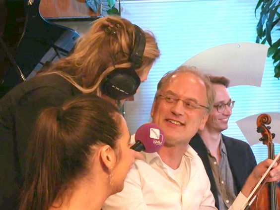 Violist Joris van Rijn hoort de eerste opnames van de Symfonische Sessies